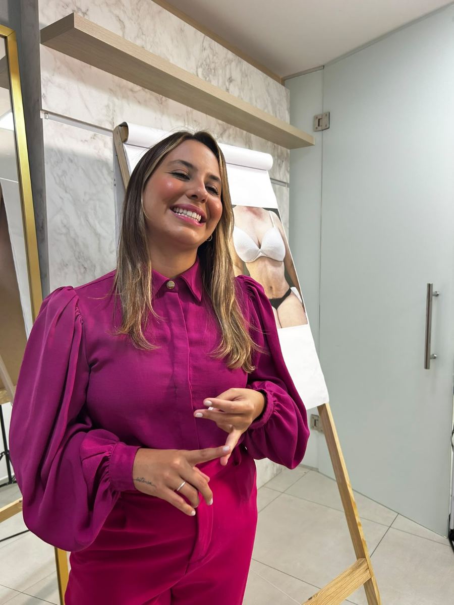 Fabi Cordeiro em aula presencial do Curso VIP Adeus Diástase